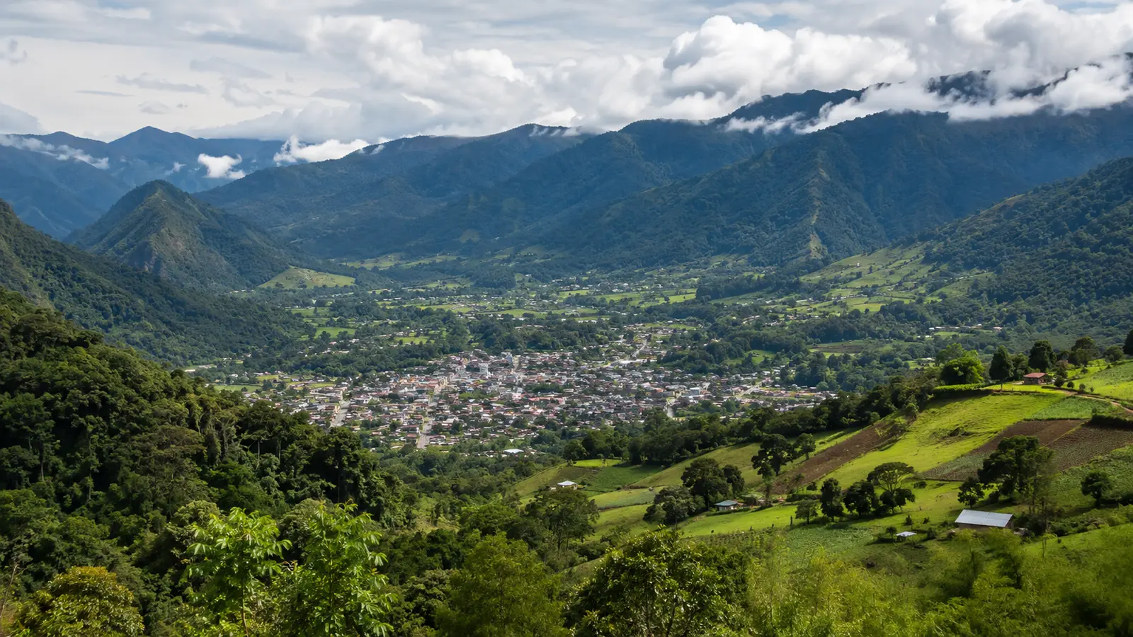 Valle verde y montañas de Oxapampa